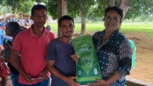 A Prefeita Municipal de Monte Santo do Tocantins Enfermeira Nezita acompanhada do Secretário de Agricultura Manoel Messias, esteve no Assentamento Grota de Pedra para fazer a distribuição de sementes de milho, feijão e arroz.