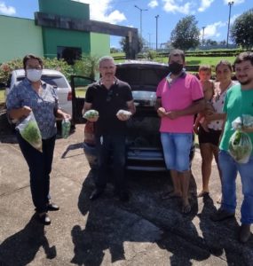 Hoje a produtora rural Poliana acompanhada de seu marido Pedro e filhos estiveram no Paço Municipal para apresentar e comercializar verduras e legumes produzidos pelo casal. Em 2021 a produtora através da Prefeitura Municipal e Ruraltins participou de um processo de seleção e foi contemplada com um subsídio com a finalidade de fomentar ações de pequeno porte na área rural. Segundo a Prefeita Enfermeira Nezita neste ano outras ações como essas serão desenvolvidas em parceria com as entidades e instituições a nível de Estado para assistir mais famílias no Município.