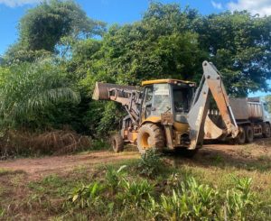 Com o intensificar do tempo de chuvas, as estradas vicinais merecem mais atenção quanto aos atoleiros, a Prefeita Municipal Enfermeira Nezita acompanhada do Secretário de Obras e Urbanismo e do assessor de gabinete Josélito estiveram em visita à uma das regiões acompanhando a manutenção de acessos às propriedades rurais.