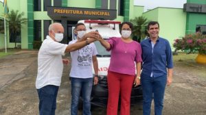 A Prefeita de Monte Santo do Tocantins  Enfermeira Nezita, acompanhada dos Vereadores Donizete Pereira, Pr.  Ronilson, Luciana Dias e Suely Medrado, receberam na manhã de hoje 04/02  o Deputado Estadual Ricardo Ayres que fez a entrega de uma Ambulância  fruto de sua emenda no valor de R$ 150.000,00 para aquisição do veículo.