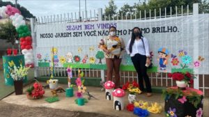 E às aulas foi regada de muita alegria e dedicação na  Escola Municipal José Benicio Mariz, Educadores e alunos, participaram  de um momento informativo a respeito das regras de cuidados da covid19, e  logo após a Prefeita Municipal Enfermeira Nezita ao lado da Secretária  Carla Patrícia fizeram questão de prestigia-los no retorno às atividades  Escolares.