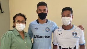 A  Prefeita Municipal de Monte Santo do Tocantins Enfermeira Nezita ao  lado dos Vereadores Wilker Goiano, Suely Medrado, Luciana Dias e  Donizete Pereira receberam o goleiro do Grêmio Ricardo Araújo que esteve  no Paço Municipal à convite do do Coordenador de Esportes Franco  Müller. Alunos das escolinha de base e alguns pais prestigiaram o momento em favor do Esporte.