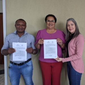 A Prefeita de Monte  Santo do Tocantins Enfermeira Nezita assinou na manhã de hoje, a ordem  de serviço da ampliação e estruturação do Campo de Futebol de Monte  Santo, e da Escola São João no assentamento PA grota de pedra. É mais desenvolvimento, e qualidade na Educação e no Esporte Municipal.