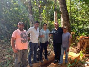 A Prefeita Enfermeira  Nezita acompanhada do Secretário de infraestrutura Langonio Dias  estiveram na propriedade do Sr. Junio Damião para firmarem uma parceria  na construção de pontes na região que dá acesso à Divinópolis.