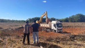 Com o objetivo de garantir maior qualidade nas estradas vicinais, a Prefeita Enfermeira Nezita fez questão de acompanhar e parabenizar a equipe da Secretaria de Transportes pelo trabalho que está sendo realizado na região das areias e arara.