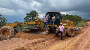 A Prefeita Enfermeira Nezita esteve na manhã de hoje 14/12 acompanhando a recuperação da estrada Vicinal do carro velho.