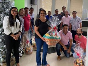 A Prefeita de Monte Santo do Tocantins, reuniu na sede do Paço Municipal a equipe de Secretários e chefes de setores da administração para agradecer a parceria institucional e reforçou o compromisso de trabalharem por mais desenvolvimento em todo Município.<br>Ao final da reunião a Prefeita entregou uma cesta como forma de gratidão aos colaboradores.