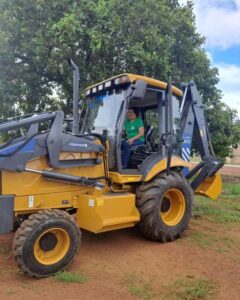 A Prefeita de Monte Santo do Tocantins Enfermeira Nezita, esteve na manhã de hoje em Palmas na sede da Codevasp recebendo uma Máquina Retroescavadeira que foi entregue ao Município, fruto do trabalho e parceria da atual gestão com o Deputado Federal Carlos Gaguim.