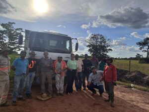 E 2023 começou com muito trabalho, nossa equipe da Secretaria Municipal de Transportes realizou a manutenção e correção na estrada da região do PA Grota de Pedra, buscando assistir às demandas dos produtores e garantindo a qualidade das vicinais, a Prefeita Enfermeira Nezita como sempre acompanhando de perto a execução dos trabalhos!