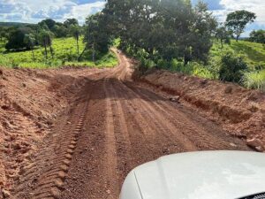 Seguindo uma determinação da Prefeita Municipal Enfermeira Nezita, a equipe da Secretaria de Transportes tem realizado manutenção e recuperação das estradas vicinais do Município mesmo no tempo chuvoso.