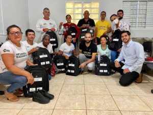 Nesta segunda-feira, foi realizada a entrega de kits contendo mochilas, botinas e guarda-chuva aos Agentes Comunitários de Saúde, Agentes de Endemias e Técnica da Sala de Vacinação.