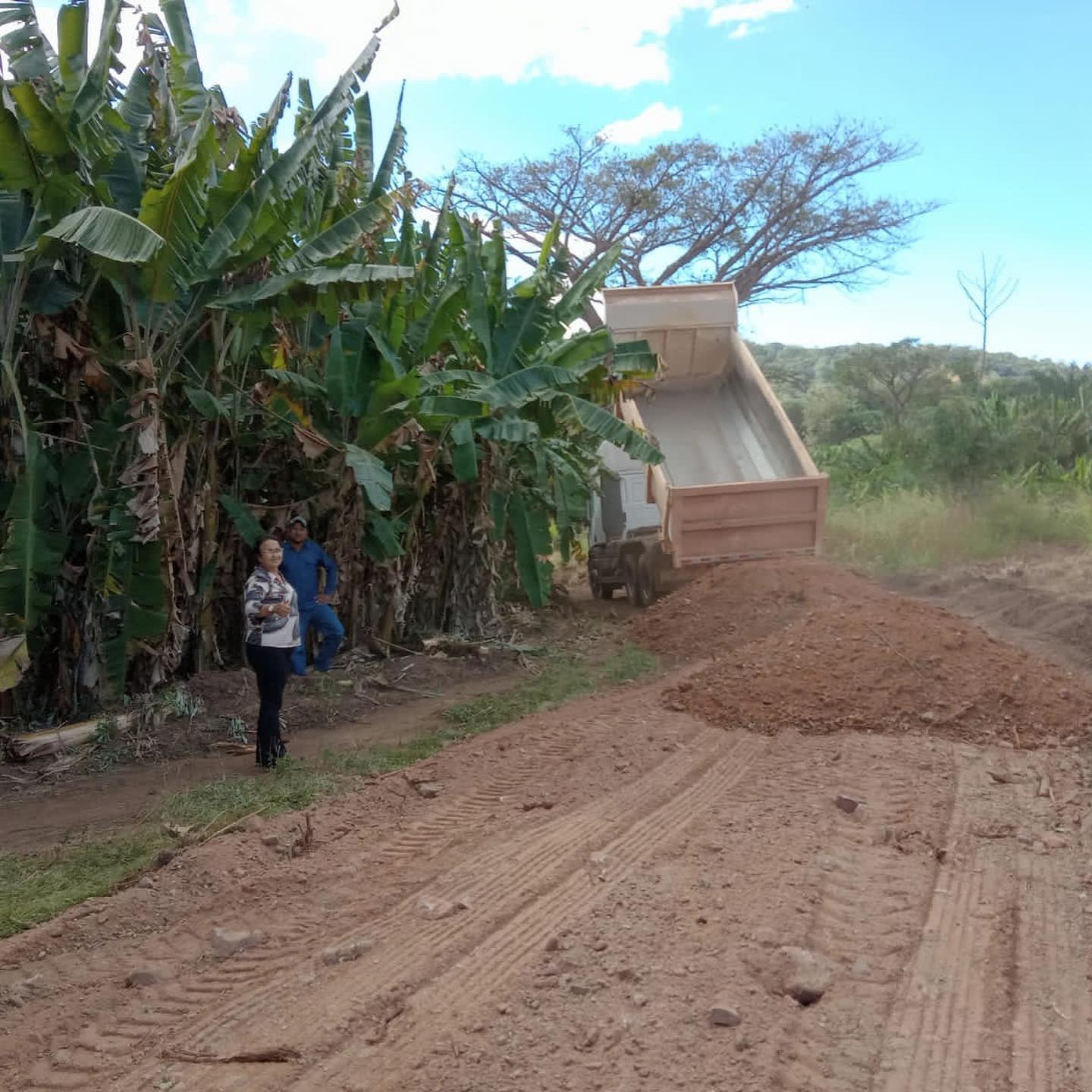 A Prefeita de Monte Santo Enfermeira Nezita, acompanhada do Secretário de infraestrutura Langonio Dias, estiveram acompanhando na tarde de ontem os serviços que estão sendo executados e os que irão iniciar as frentes de trabalho na zona rural.