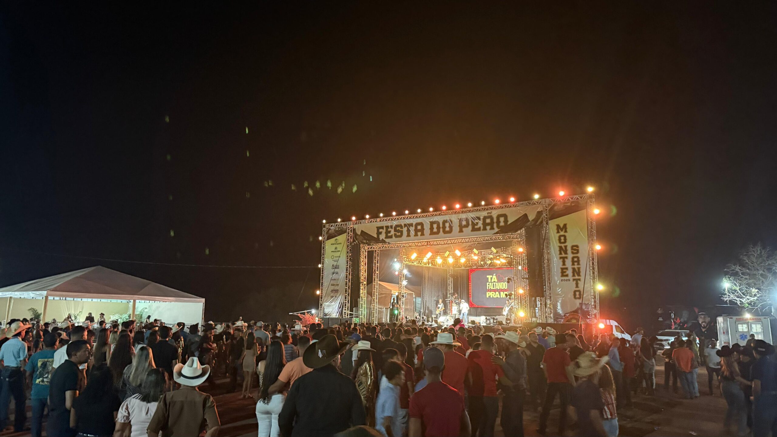 Terceiro dia da Festa do Peão de Monte Santo do Tocantins tem rodeio e shows com Kassiko e Fernando Guedes.
