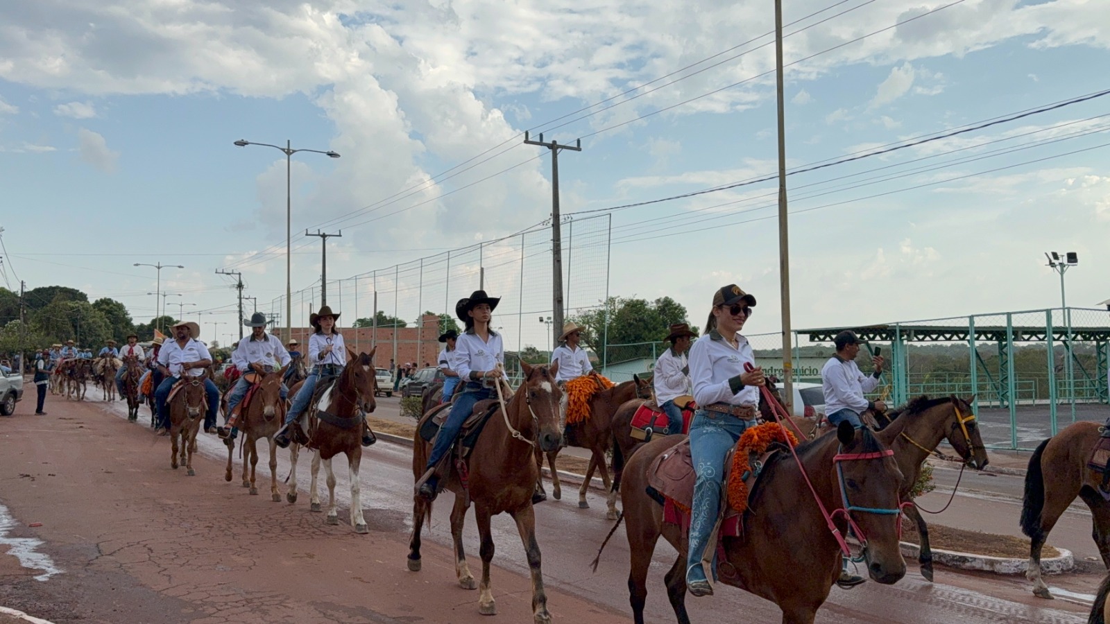 Festa do Peão de Monte Santo encerra com cavalgada e grandes shows.